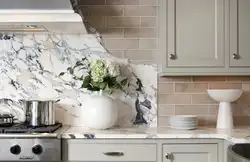 Дизайн кухни с мраморным фартуком