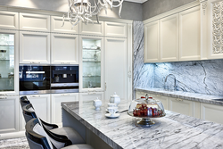 Mərmər backsplash ilə mətbəx dizaynı