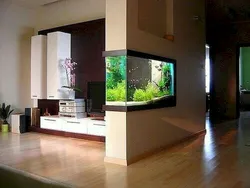 Пәтер дизайнындағы залдағы аквариум