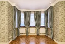 Қонақ бөлмесіндегі шығанақ терезесіндегі перделер заманауи фотосуреттер