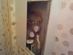 Не схаваны газавы лічыльнік на кухні фота