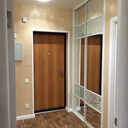 Убудаваная шафа ў пярэдні пакой