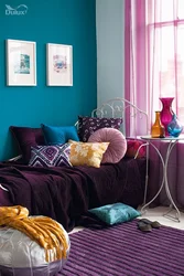 Combination of purple color in the bedroom interior