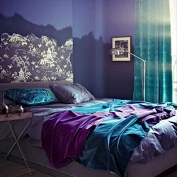 Combination of purple color in the bedroom interior