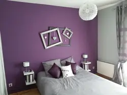 Combination of purple color in the bedroom interior