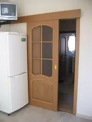 Дзверы на кухню фота ў інтэр'еры
