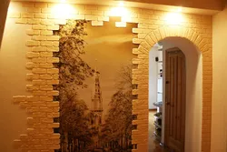Koridorning ichki qismidagi sun'iy tosh ichki bezatish uchun fotosurat