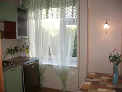 Інтэр'ер кухні ў хрушчоўцы шторы