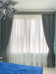 Boz divar kağızı fotoşəkili ilə yataq otağının daxili hissəsi üçün pərdələr