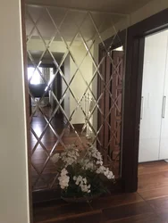 Koridorun daxili fotoşəkilində güzgü plitələr