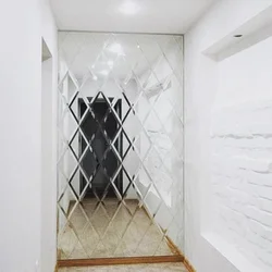 Koridorun daxili fotoşəkilində güzgü plitələr