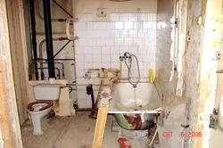 Combine bath and toilet in a panel house photo
