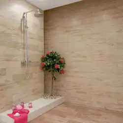 Vanna otağı fotoşəkilindəki divarda taxta görünüşlü çini plitələr
