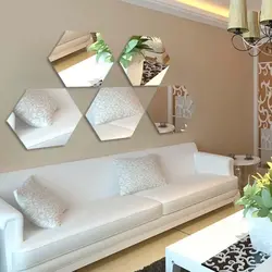 Ko'zgular bilan zamonaviy uslubda yashash xonasining ichki dizayni