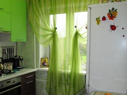 Салатавыя запавесы ў інтэр'еры кухні