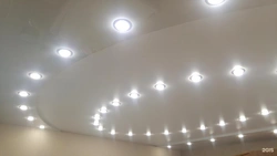 Натяжной потолок в гостиной фото расположение светильников