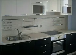 Düz Soyuducu Ilə 4 Metr Uzunluğunda Mətbəx Dizaynı