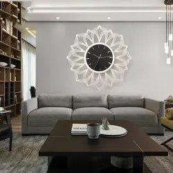 Qonaq otağının interyerində böyük divar saatı
