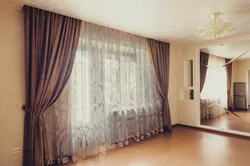 Oturma otağının fotoşəkilində naxışlı tül