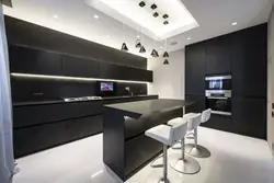 Ас үйдегі қонақ бөлмесінің интерьері жоғары стильде