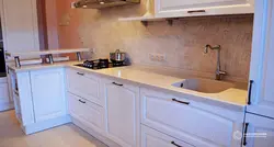 Бежевый ас үй фотосуреті үшін алжапқыш және үстел үсті