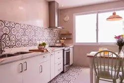 Кухня в плитке одна стена фото