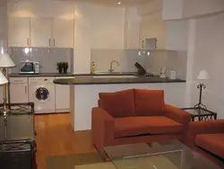 Дизайн кухни с барной стойкой столом и диваном