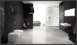 Qara döşəmə və ağ divarları olan hamam fotoşəkili