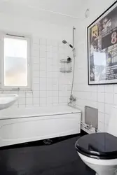 Qara Döşəmə Və Ağ Divarları Olan Hamam Fotoşəkili
