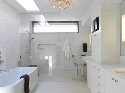 Pəncərə fotoşəkili olan hamam otağı