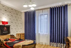 Müasir üslubda fotoşəkildə oturma otağı üçün gözləri olan pərdələr