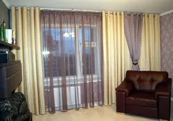 Müasir üslubda fotoşəkildə oturma otağı üçün gözləri olan pərdələr