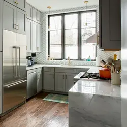 Pəncərənin yanında lavabo ilə künc mətbəx dizaynı