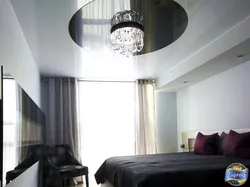Ақ жатын бөлмедегі аспалы төбелердің фотосы