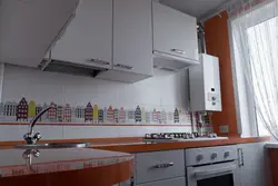 Oshxona 6 kv m dizayn fotosurati Xrushyovga gazli suv isitgichi bilan