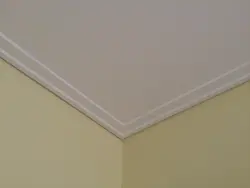 Потолочный плинтус на кухне фото