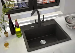 Oshxonaning ichki qismidagi qora lavabo