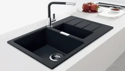 Oshxonaning ichki qismidagi qora lavabo