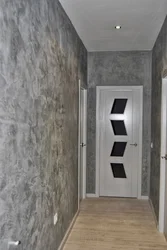 Венециандық сылақпен дәліздегі қабырғаның фотосы