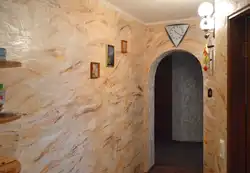 Photo of the wall in the hallway with Venetian plaster