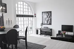Kvartiraning ichki qismidagi kulrang devorlar