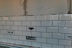 Гузоштани сафолҳо дар акси backsplash ошхона