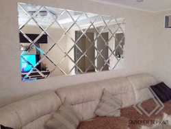 Salondakı divardakı güzgü paneli interyerdəki fotoşəkil