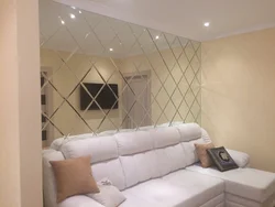 Salondakı divardakı güzgü paneli interyerdəki fotoşəkil