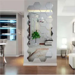 Salondakı divardakı güzgü paneli interyerdəki fotoşəkil