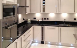 Тарҳи ошхона беж бо countertop сиёҳ