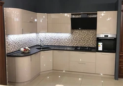 Тарҳи ошхона беж бо countertop сиёҳ