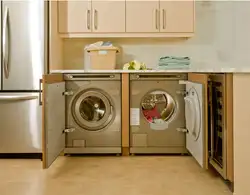 Кір жуғыш машинасы бар ас үйдің суреті