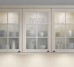 Mətbəx interyerində şüşə şkaflar