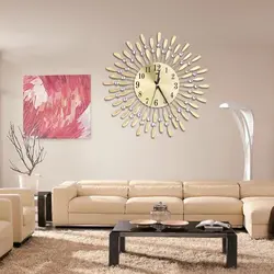 Qonaq otağının interyerində müasir divar saatı